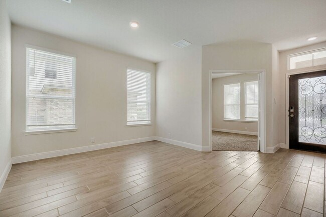 Building Photo - 5 spacious bedrooms, 3.5 bathrooms only 10 miles Randolph Air Force base!