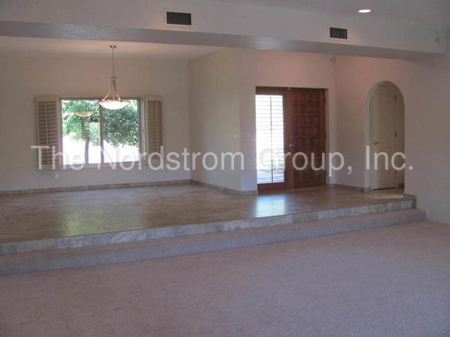 Building Photo - Craycroft/Sunrise - 5360 N Apache Hills Trail