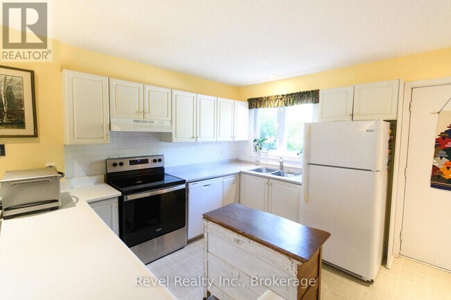 Photo du bâtiment - 145 Fairway Crescent