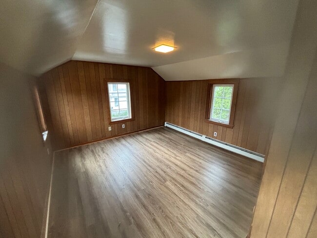 Building Photo - Freshly Remodeled 3BR / 1 BA Apartment