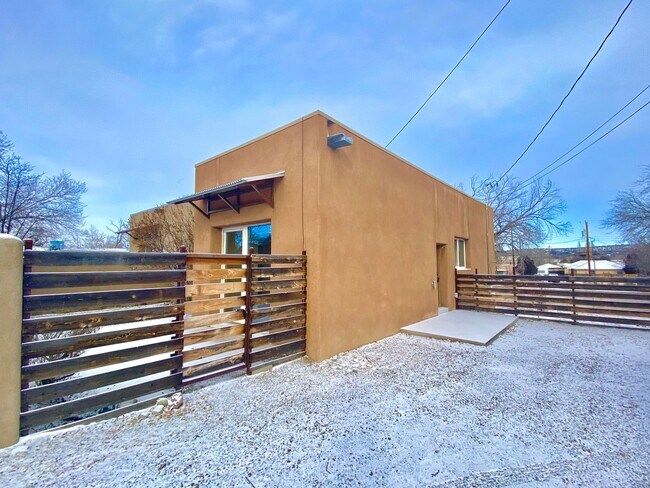 Foto del edificio - 1 MO. FREE RENT! Contemporary Retreat on Dunlap St.