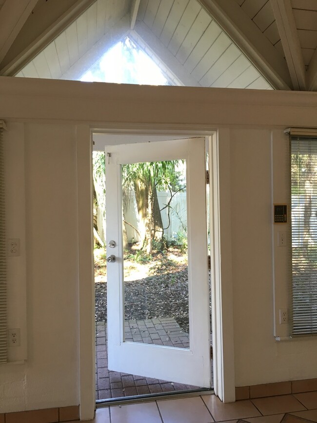 Building Photo - 2/2 Home in College Park with lots of char...