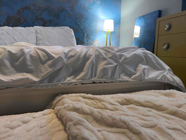 Photo - 550 W Surf St Apartment