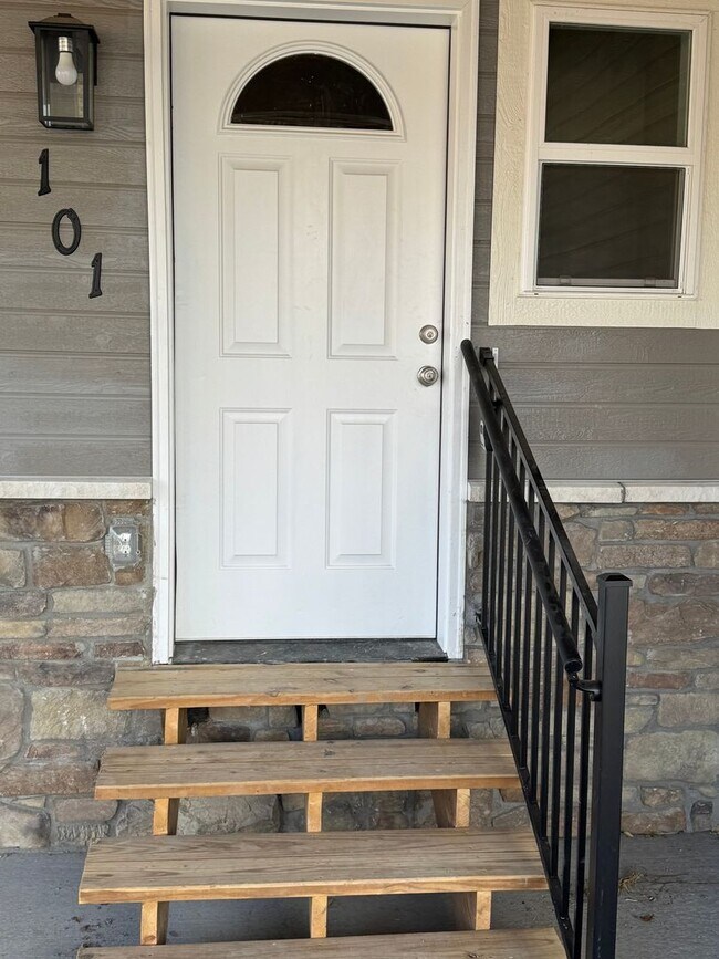 Building Photo - 227 Crestone Ave