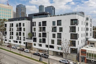 Building Photo - Ten310