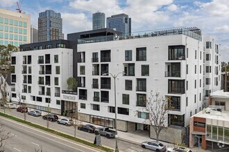 Building Photo - Ten310