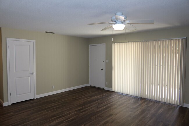 Foto del edificio - 2 bedroom, 1 bath, Roundtree Court in the ...