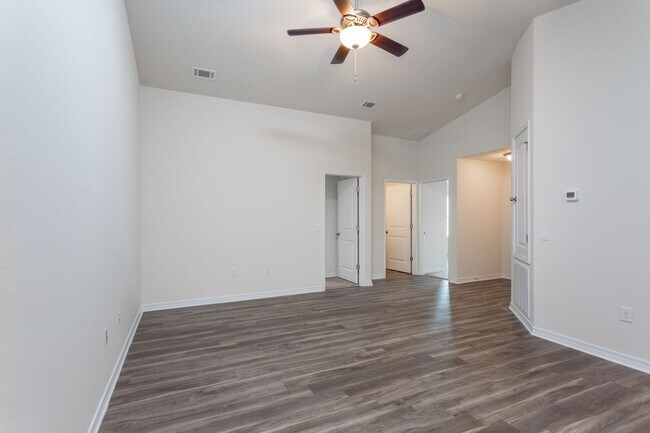 Building Photo - 5664 Peach Dr