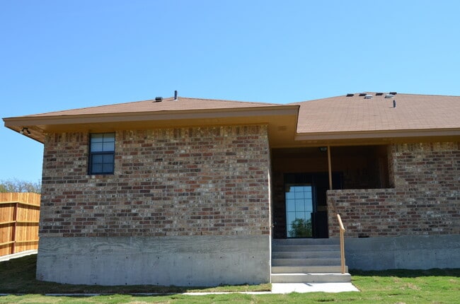 Foto del edificio - 910 Rebecca Ln