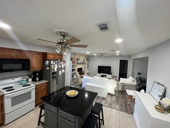 Sala de estar / Cocina - 406 Wittel Ave