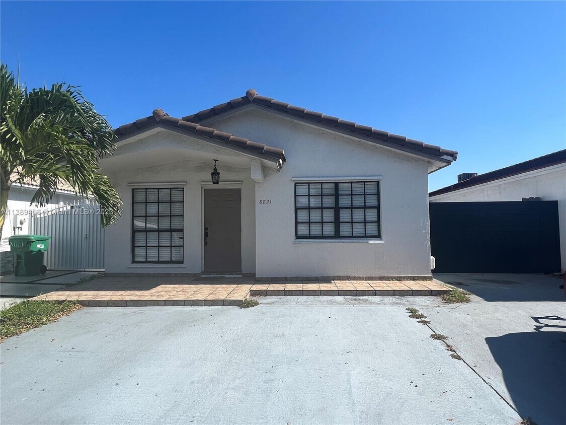 Foto principal - 8821 NW 112th St