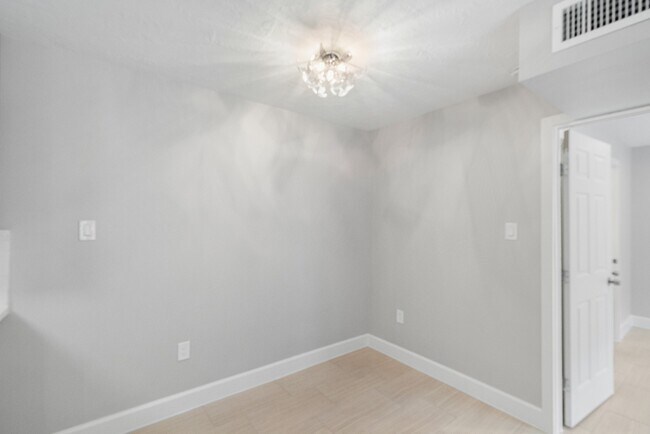 Building Photo - 2101 Fountain View Dr