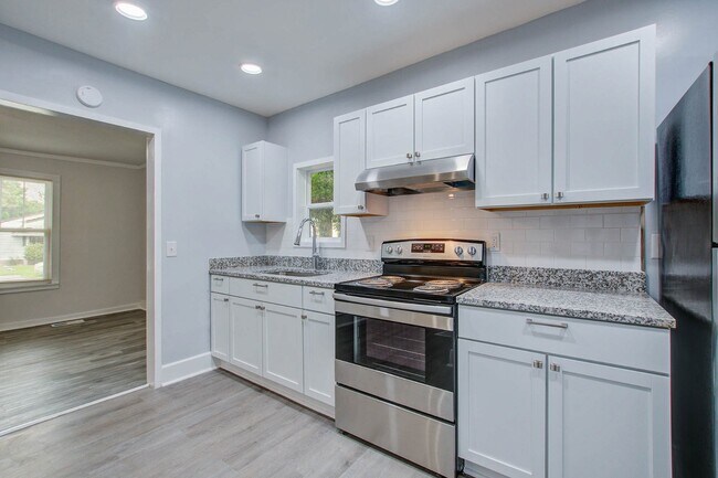 Building Photo - 2747 West Surrey Drive, North Charleston, ...