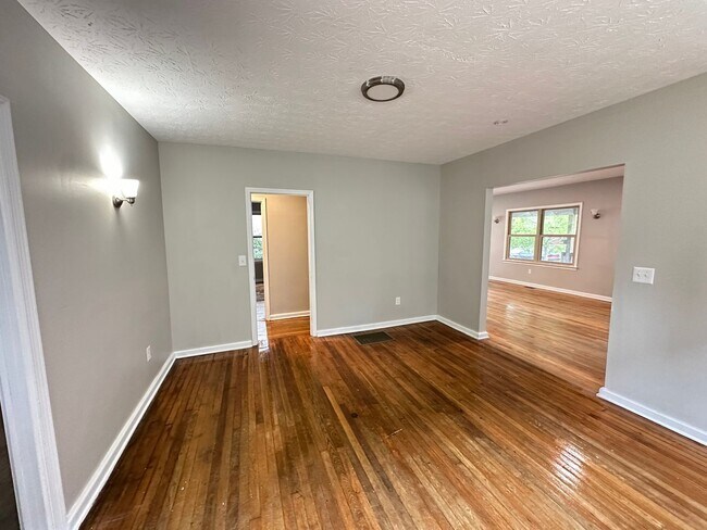 Foto del edificio - Spacious home on Kenwood **Move In Special...