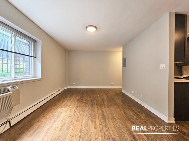 Building Photo - 452 W Oakdale Ave