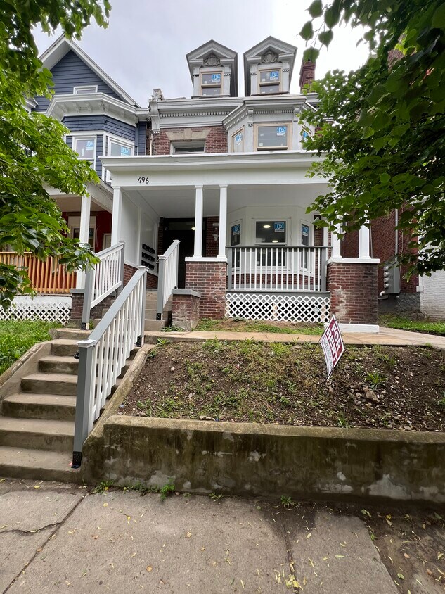 Foto principal - 496 W State St