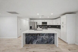 Building Photo - 3701 E Ludlow Dr