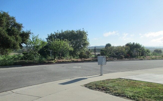 Building Photo - Single Story Three Bedroom Home