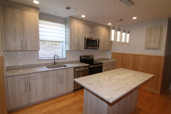 Building Photo - 3049 N Davlin Ct