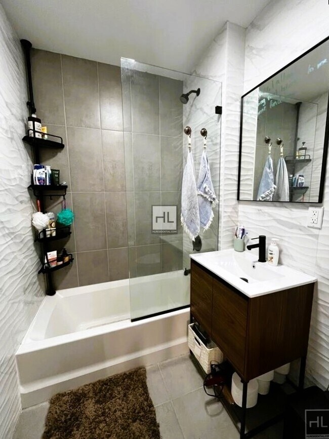 Foto del edificio - Extra Large Newly Gut-renovated 1BR Duplex...