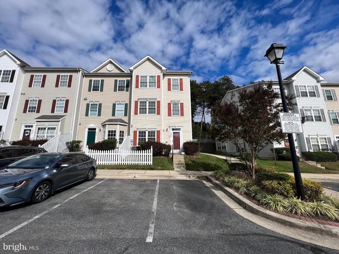 Foto principal - Beautiful 3 bedroom 2.5 bath townhouse/con...