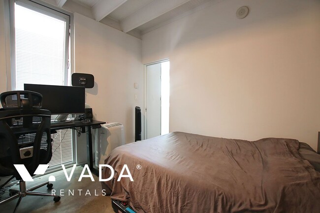 Building Photo - The Flats Loft For Rent 303-219 Georgia St...