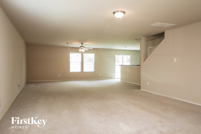 Foto del edificio - 8443 Broadleaf Ave