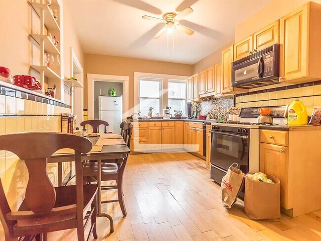 Foto del edificio - Massive Modern Apt Near BU! Cat Friendly!  See YT Video