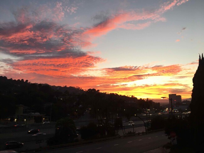 Vista al atardecer desde el balcón - 3033 Hollycrest Dr