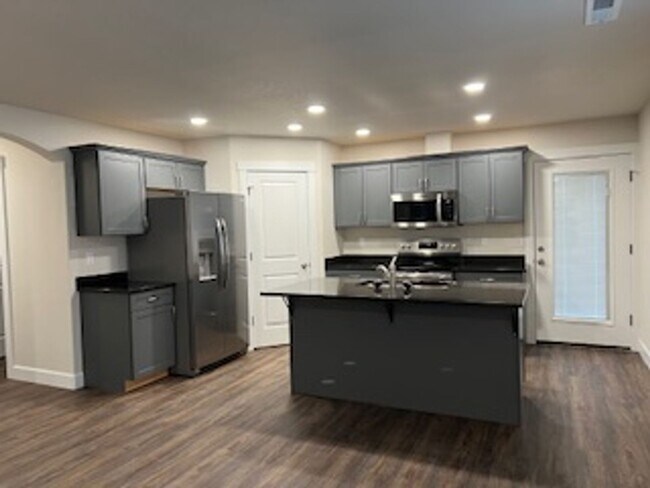 Foto del edificio - Brand New Home Available Now!