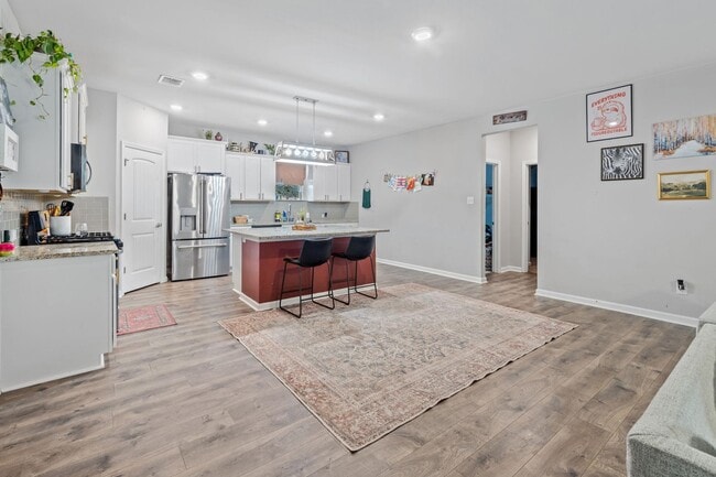 Building Photo - 3196 Crest Dr