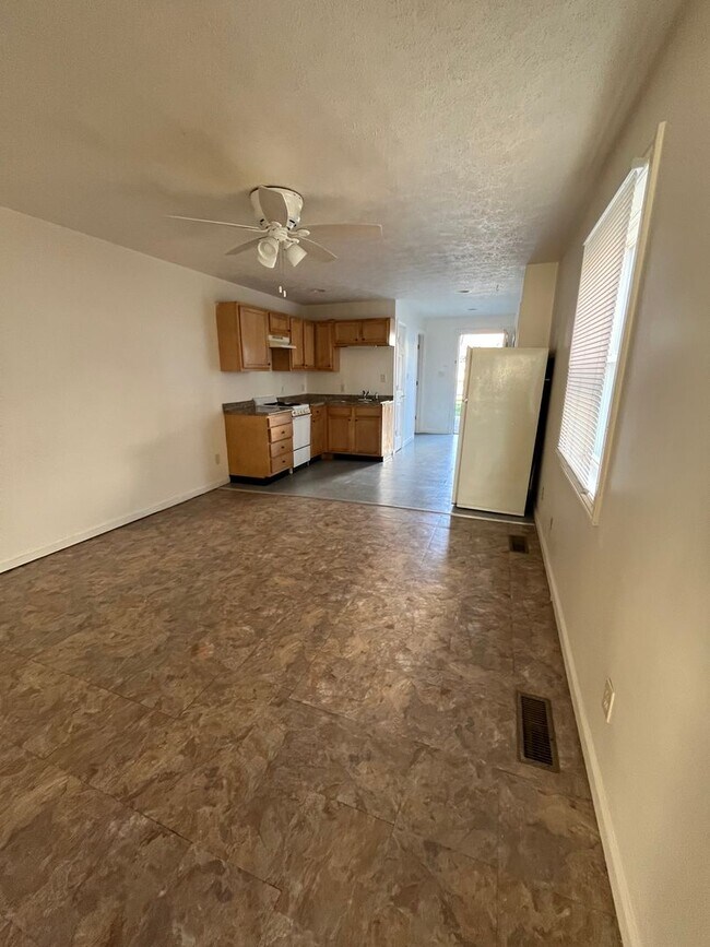 Foto del edificio - 604 W. Charles St.