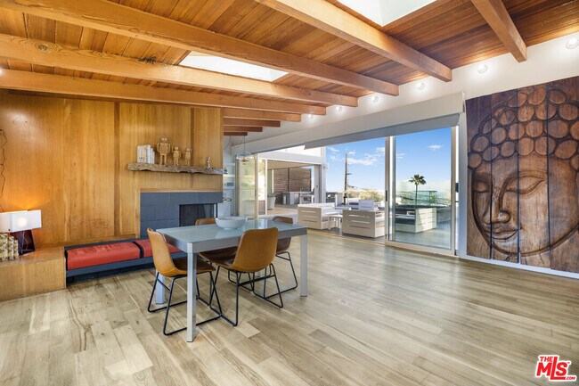 Foto del edificio - 7275 Mulholland Dr