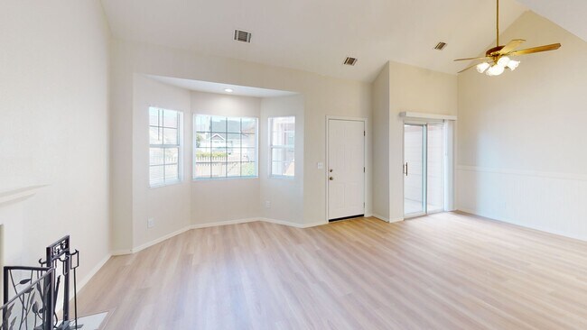 Building Photo - *DEPOSIT PENDING* Desirable 3 Bedroom, 2 B...