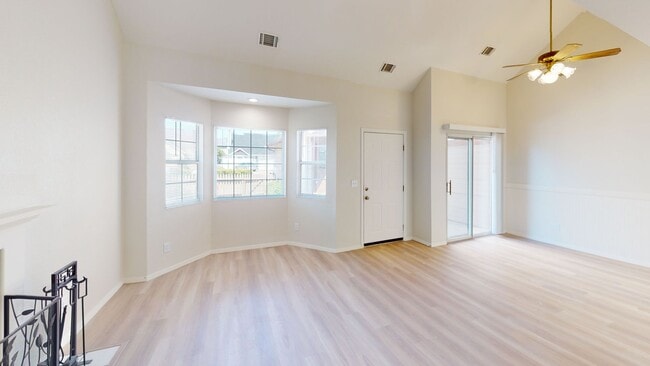 Building Photo - Desirable 3 Bedroom, 2 Bathroom home with ...