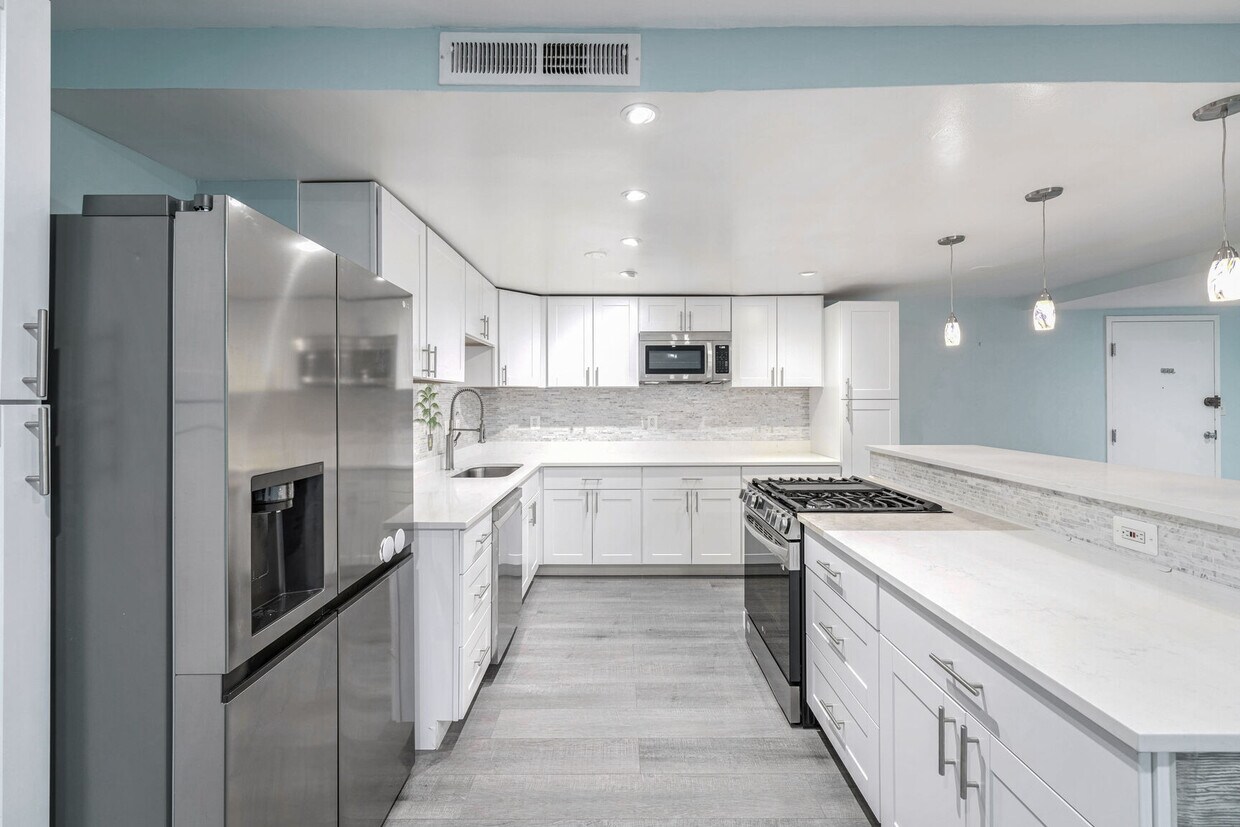 Photo - 4600 Duke St (Alexandria, VA)