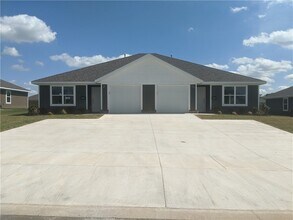 Building Photo - 610 W Loren Dr