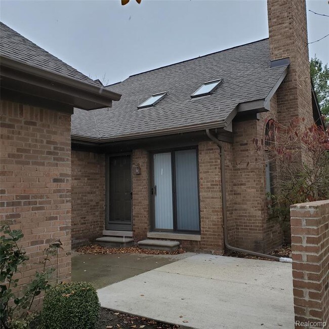 Building Photo - 16235 Pine Ridge Dr N