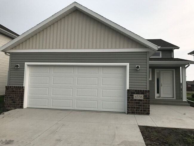 Foto del edificio - 4 Bed 3 Bath Single Family Home