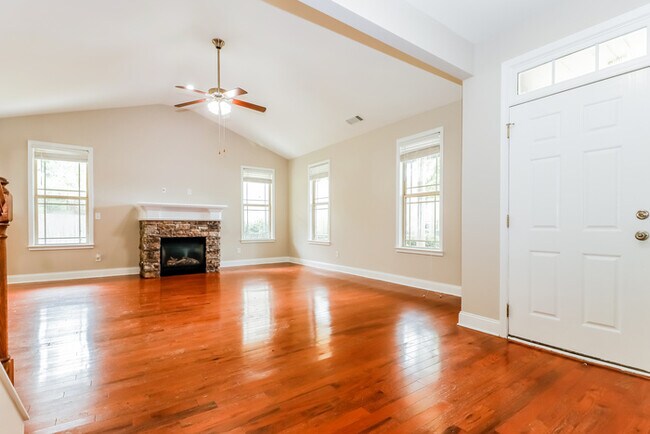 Foto del edificio - 1220 Tyler Woods Dr