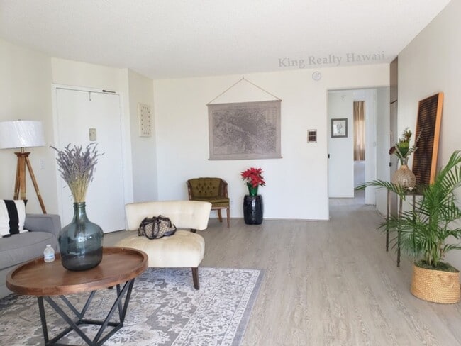 Foto del edificio - **UPGRADED, RARE Only 2 units per floor! 2...