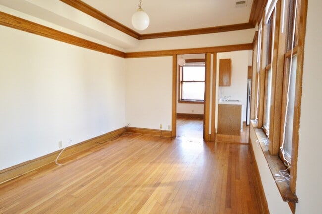 Building Photo - 1402 W Warner Ave