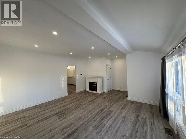 Photo du bâtiment - 65 Broadway St W