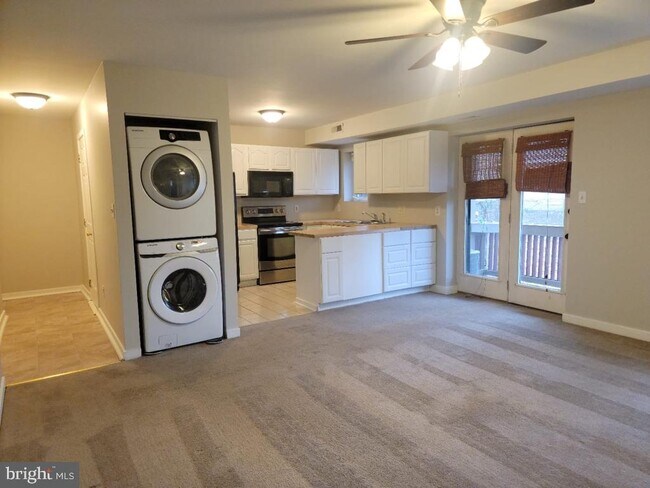Building Photo - 6204 Highland Ct