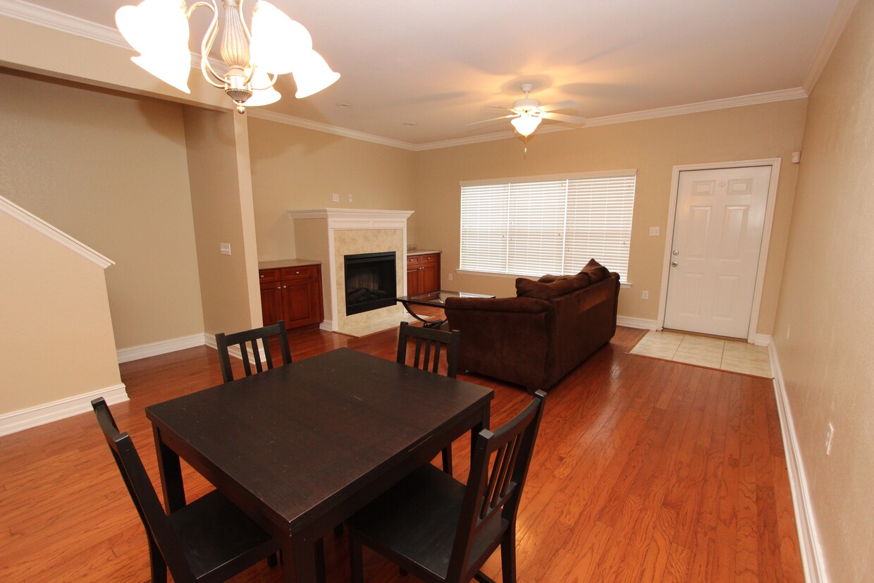 Primary Photo - 1569 Crescent Hills Dr