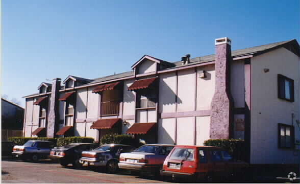Building Photo - Silverbrook Condominiums