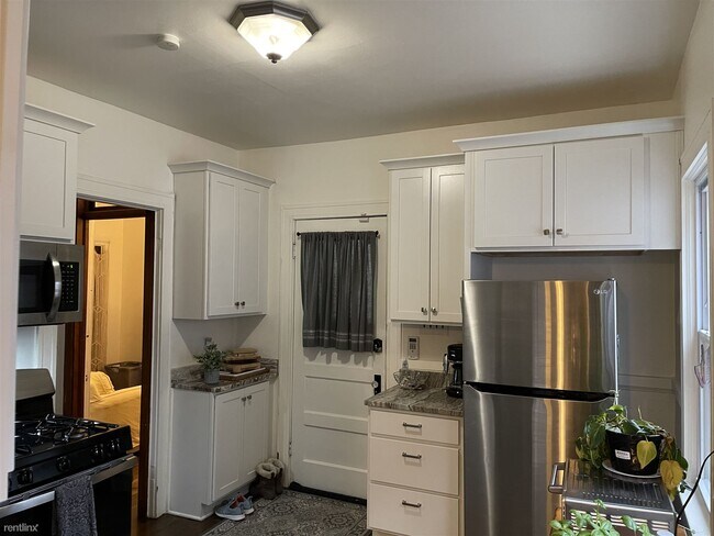 Foto del edificio - 3 br, 1 bath House - 2830 N Frederick Ave ...