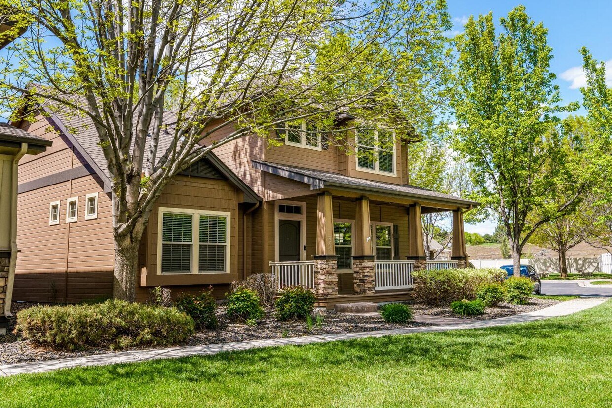 Primary Photo - 994 E Winding Creek Dr