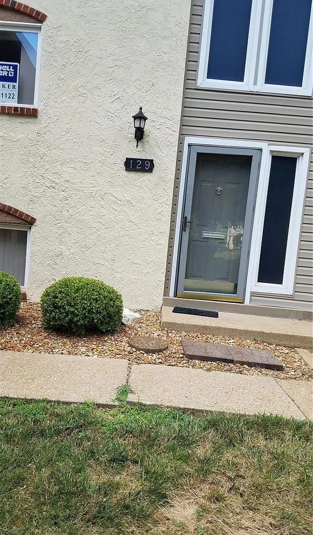 Foto del edificio - 129 Carmel Woods Dr