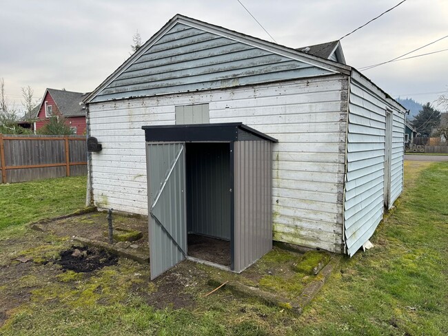 Building Photo - Updated 3 bedroom, 1 bath house in Springfield!